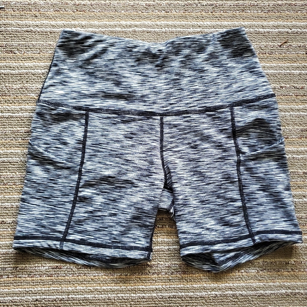 High waist yoga shorts with pockets